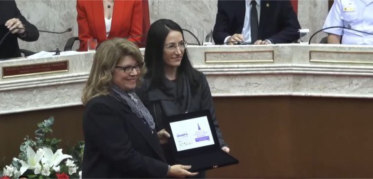 Berenice Sobral recebe placa de uma servidora do CNJ.