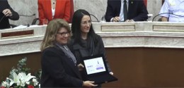 Berenice Sobral recebe placa de uma servidora do CNJ.