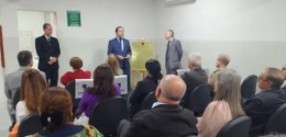 Ao fundo, os desembargadores Júlio Lorens e Ramom Tácio e o juiz Orfeu Ferreira Filho.