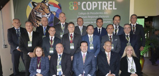 Presidentes TREs - 88º COPTREL Presidentes dos TREs (homens e mulheres) posam para a foto. Alguns estão sentados e alguns estão...