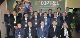 Presidentes dos TREs (homens e mulheres) posam para a foto. Alguns estão sentados e alguns estão...