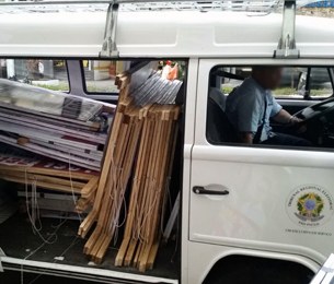 Propaganda irregular apreendida em 01 de agosto de 2014 Kombi com cavaletes apreendidos em 01 de agosto de 2014
Eleições 2014
Propaganda eleitoral irr...