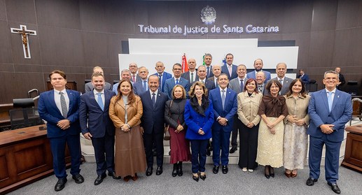 Fotografia em plano geral de um grupo de cerca de 24 pessoas posando juntas para uma foto oficia...