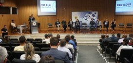 Desembargador Ramom Tácio, próximo a um púlpito, durante discurso.