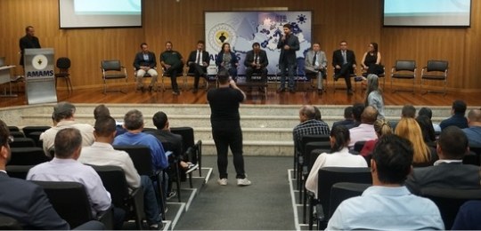 Presidente da AMAMS, Ronaldo Dias (de pé), fala ao microfone