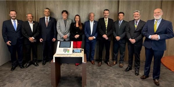 Presidente do TRE-MG posa para a foto com representantes de consulados