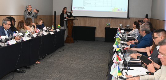 Presidentes dos TREs sentados ao redor de uma mesa em formato de U, durante reunião. Eles olham ...