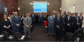 Desembargadores Carlos Henrique Perpétuo Braga e Sálvio Chaves posam com advogados em um pequeno...