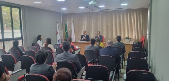 Foto mostra os desembargadores Carlos Henrique Perpétuo Braga e Júlio César Lorens em reunião co...