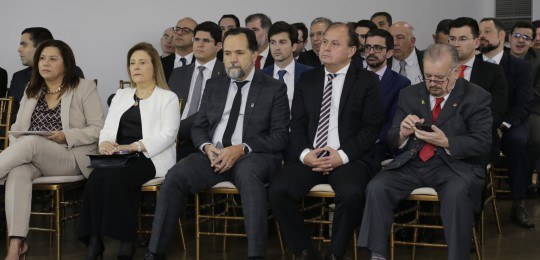 Desembargador Ramom Tácio (ao centro) na plateia de uma palestra.