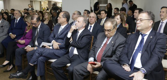 Desembargador Júlio Lorens (quarto da direita para a esquerda) na plateia de uma palestra.