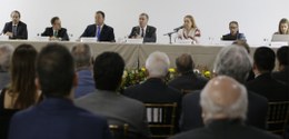 Ministro Luís Roberto Barroso (ao centro da imagem) durante discurso.