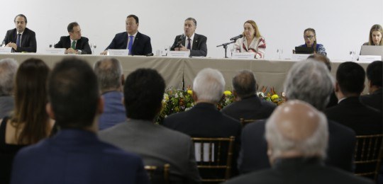 reunião ministro Barroso Ministro Luís Roberto Barroso (ao centro da imagem) durante discurso.