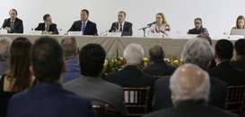Ministro Luís Roberto Barroso (ao centro da imagem) durante discurso.