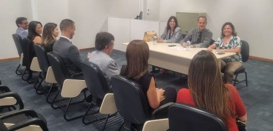 reunião Montes Claros Desembargador Júlio César Lorens e Cassiana Viana (sentados junto a uma mesa) durante reunião co...