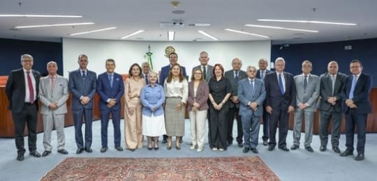 Foto mostra o desembargador Júlio César Lorens (terceiro da esquerda para a direita) junto com p...