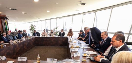 Foto mostra a presidente do TSE, Cármem Lúcia, e presidentes dos TREs sentados ao redor de uma g...