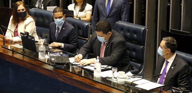Senador Davi Alcolumbre assina promulgação da Emenda Constitucional 2020, que adia as eleições municipais de outubro de 2020 em razão da pandemia (Covid-19), Durante sessão Solene do Congresso Nacional em 02.07.2020 Senador Davi Alcolumbre assina promulgação da Emenda Constitucional 2020, que adia as eleições m...