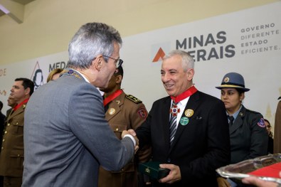 Vice-presidente e Corregedor recebe medalha. Crédito: Cristiano Machado/Imprensa MG