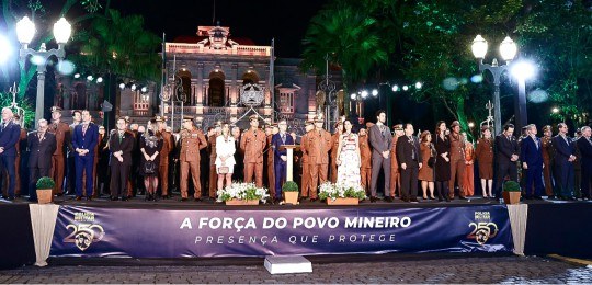 Solenidade Medalha Alferes Tiradentes Diversos homens e mulheres de pé sobre um tablado, à frente do Palácio da Liberdade.