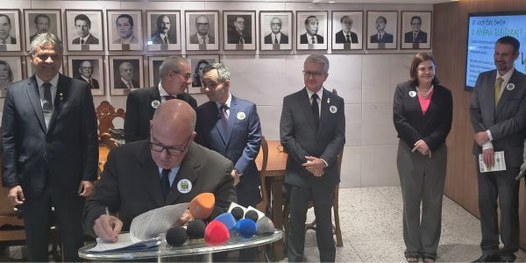 Foto do des. Carlos Henrique Perpétuo Braga, des. Sebastião Geraldo de Oliveira, procurador Max ...