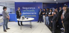 A atmosfera sugere um evento institucional, como um tour, uma briefing técnico ou uma visita gui...