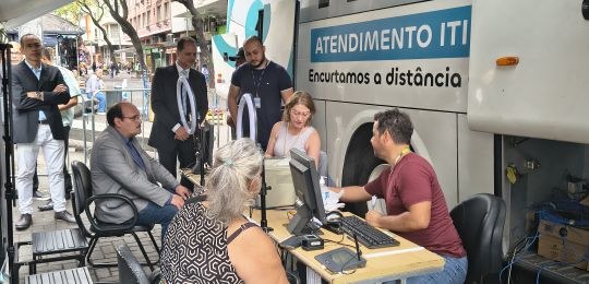 Foto mostra o desembargador Júlio César Lorens observando atendimento a eleitores