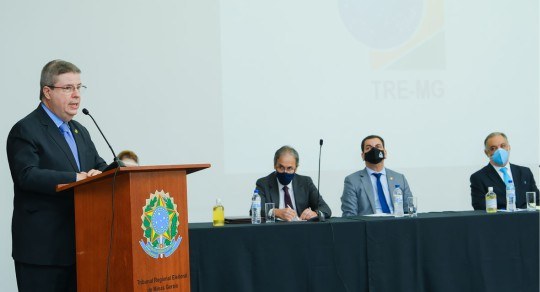 Foto que mostra o senador Antonio Anastasia em primeiro plano. Ao fundo, desembargadores Mauríci...