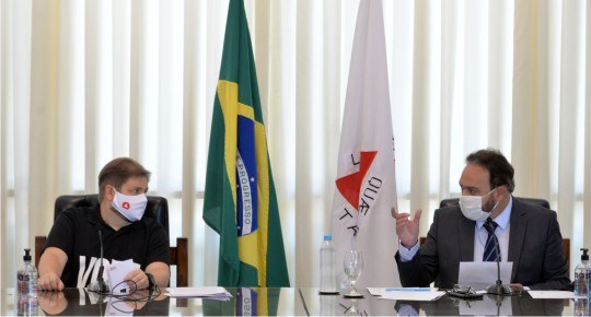 A foto mostra o deputado Agostinho Patrus e o desembargador Alexandre Victor de Carvalho sentado...