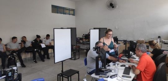 Foto de atendimento de eleitores no Colégio Tiradentes da PMMG