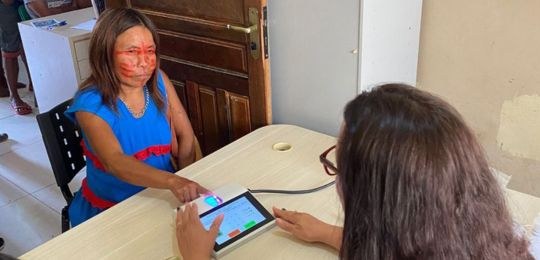 Foto de índia Maxakali votando na eleição suplementar de Bertópolis
