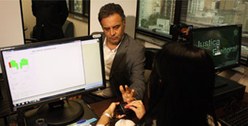Senador Aécio Neves realiza cadastro biométrico