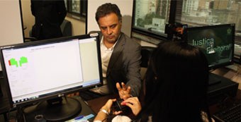 TRE-MG biometria-aecio-neves Senador Aécio Neves realiza cadastro biométrico
