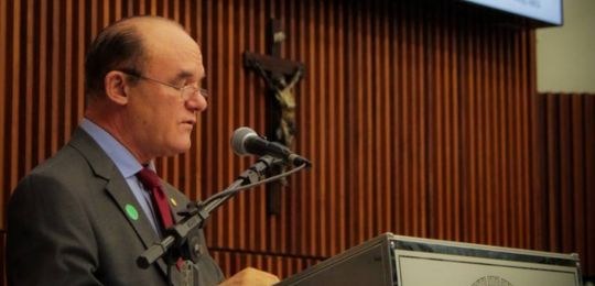 Foto do desembargador Joemlson Donizetti falando na Câmara Municipal