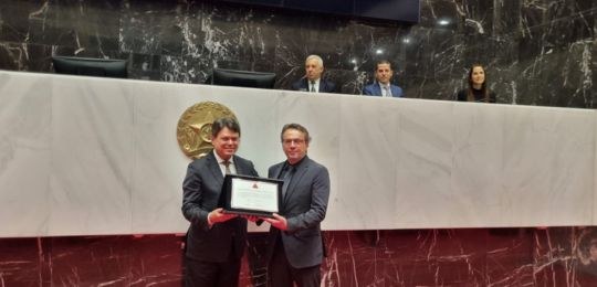 Juiz Cássio recebendo placa Cidadão Honorário