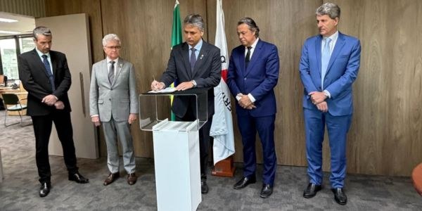 Foto de autoridades por ocasião da assinatura do Termo de Cooperação do TRE-MG com a CEMIG, tend...