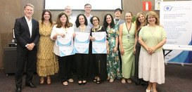 Fotografia com os premiados do concurso de causos e fotos 2025, com a diretora-geral, servidoras...