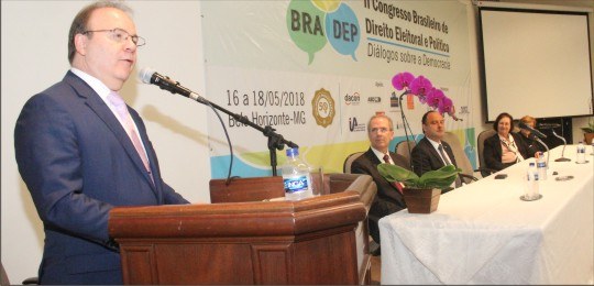 Presidente do TRE-MG, desembargador Edgard Penna Amorim, em discurso no II Congresso Brasileiro ...