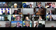 Print de tela de uma reunião no Zoom, com a imagem de 20 pessoas.