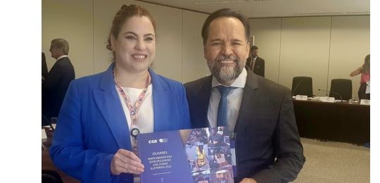 Foto do corregedor recebendo livro de servidora do TSE