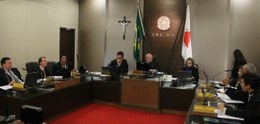 Corte Eleitoral mineira em sessão de julgamento de 13/04/2015