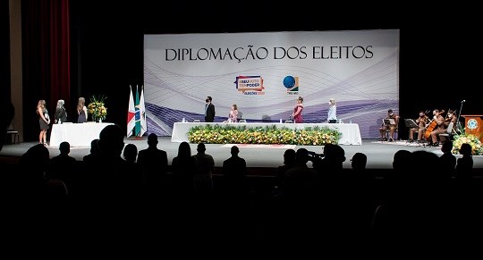 Foto do Grande Teatro do Palácio das Artes, que mostra a mesa de trabalho, músicos da PM, mestre...