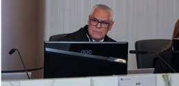 Foto do novo Ouvidor Eleitoral, Antônio Leite de Pádua sentado, tendo a sua frente uma tela de c...