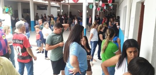 Martins Soares tem novos prefeito e vice-prefeito Local onde funcionam várias seções eleitorais, com eleitores em fila aguardando o momento de votar.