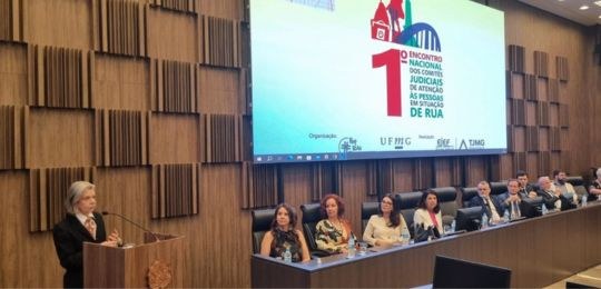 Mesa do Encontro de Comitês Judiciais, composta pela Cassiana, representante do TRE-MG