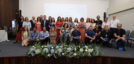foto com todos os participantes da cerimônia de homenagem do projeto EU SOU O TRE