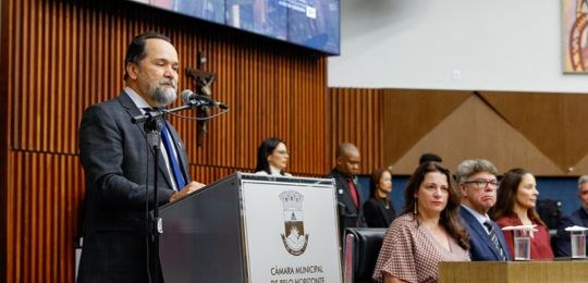 Foto do presidente do TRE-MG discursando na CMBH