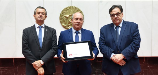 Deputado Antônio Carlos Arantes, juiz Marcelo Salgado e deputado Sávio Souza Cruz.