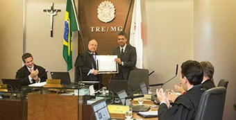 TRE-MG Homenagem juiz Carlos Henrique Homenagem ao juiz Carlos Henrique Braga e lembrança 70 anos de reinstalação da Justiça Eleitoral...