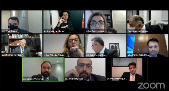 TRE-MG-libras-Corte Printe de tela do YouTube mostrando os participantes de uma sessão da Corte Eleitoral mineira. U...